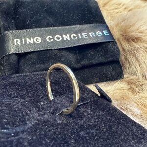 Ring Concierge 1.5mm gold whisper thin band